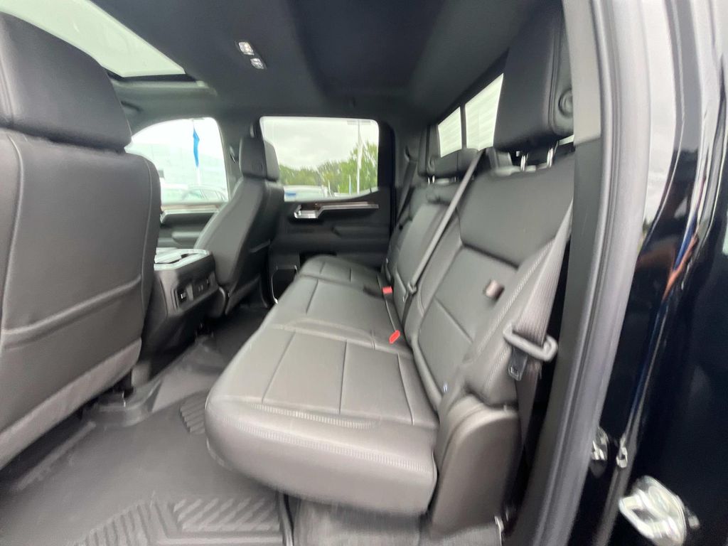 2025 Chevrolet Silverado 1500 RST photo 11
