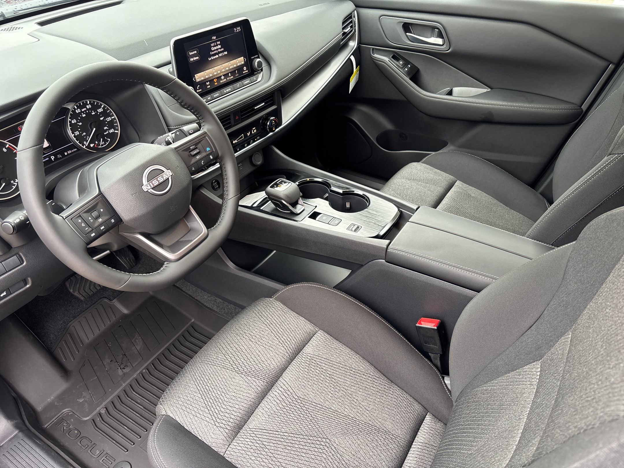 2026 Nissan Rogue SV photo 4