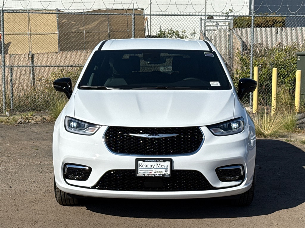 2025 Chrysler Pacifica photo 5