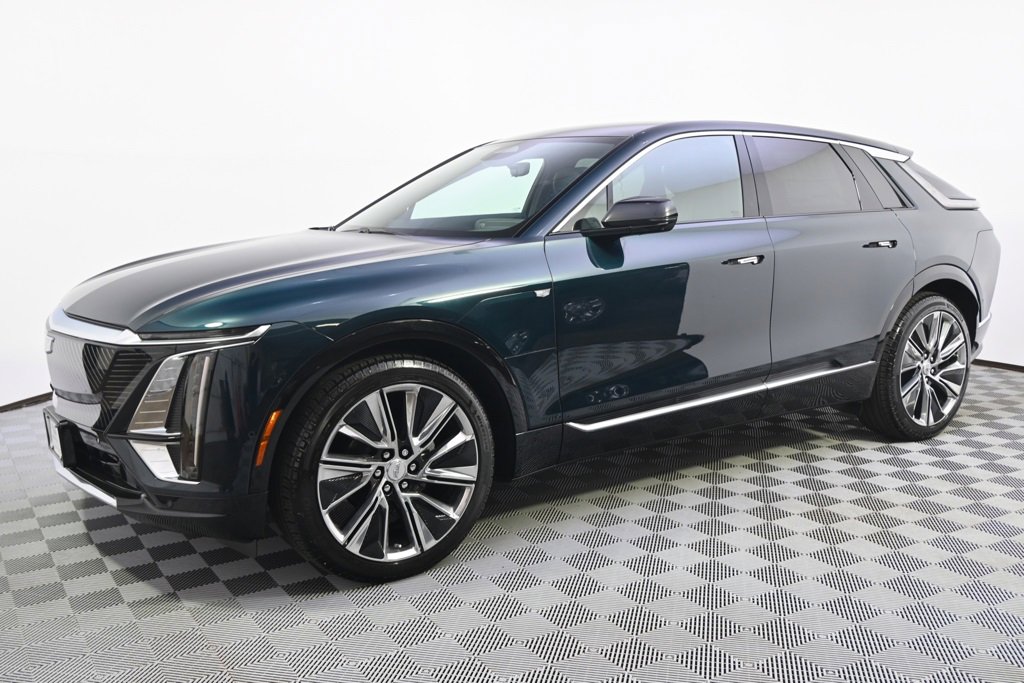 2025 Cadillac Lyriq Luxury photo 2