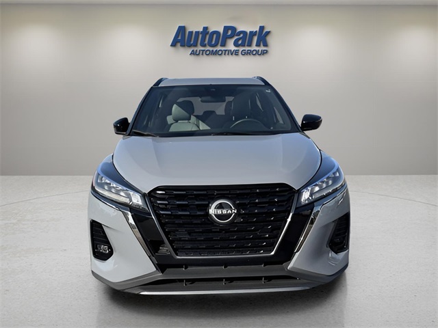 2023 Nissan Kicks SR photo 2