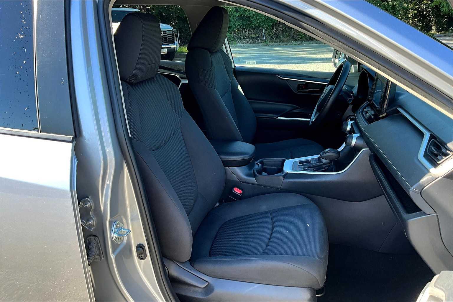 2021 Toyota RAV4 LE photo 8