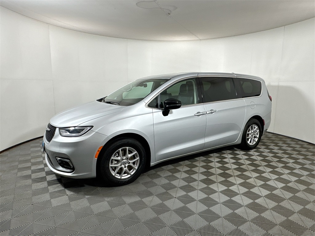 2024 Chrysler Pacifica Touring L photo 2