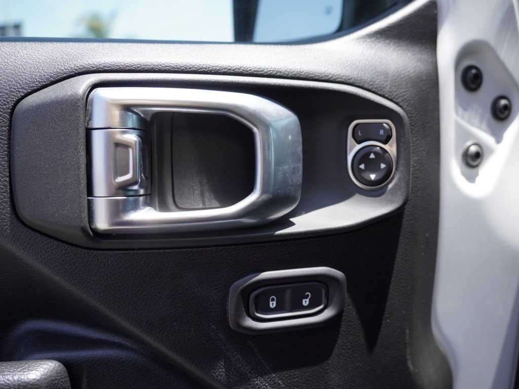 2023 Jeep Wrangler Rubicon photo 12