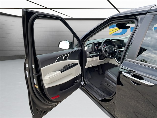 2024 Kia Carnival LX photo 11