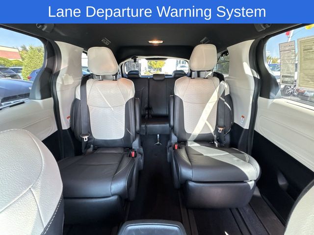 2025 Toyota Sienna Platinum photo 18