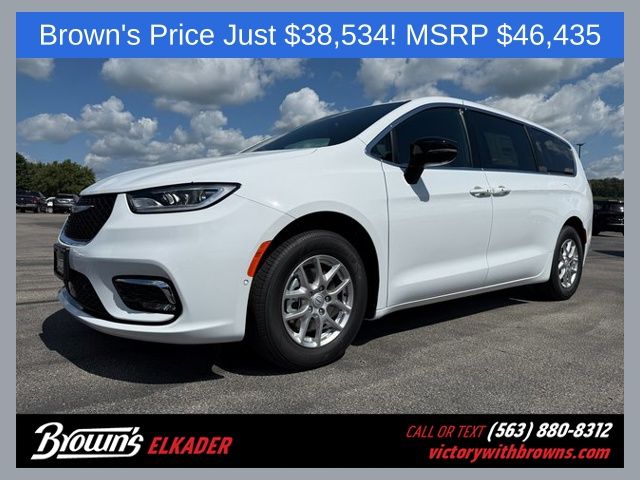 2026 Chrysler Pacifica Select's photo