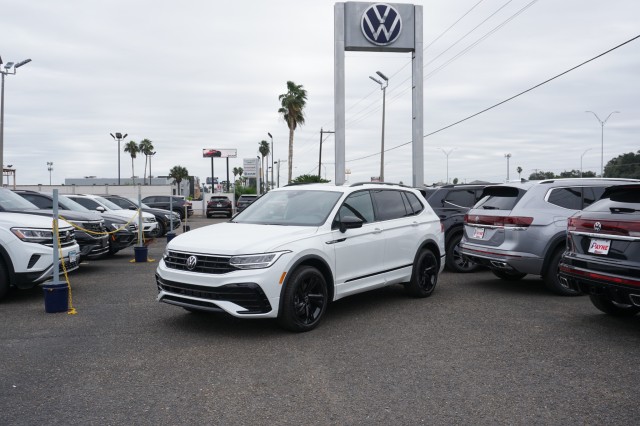 2024 Volkswagen Tiguan SE R-LINE BLACK's photo