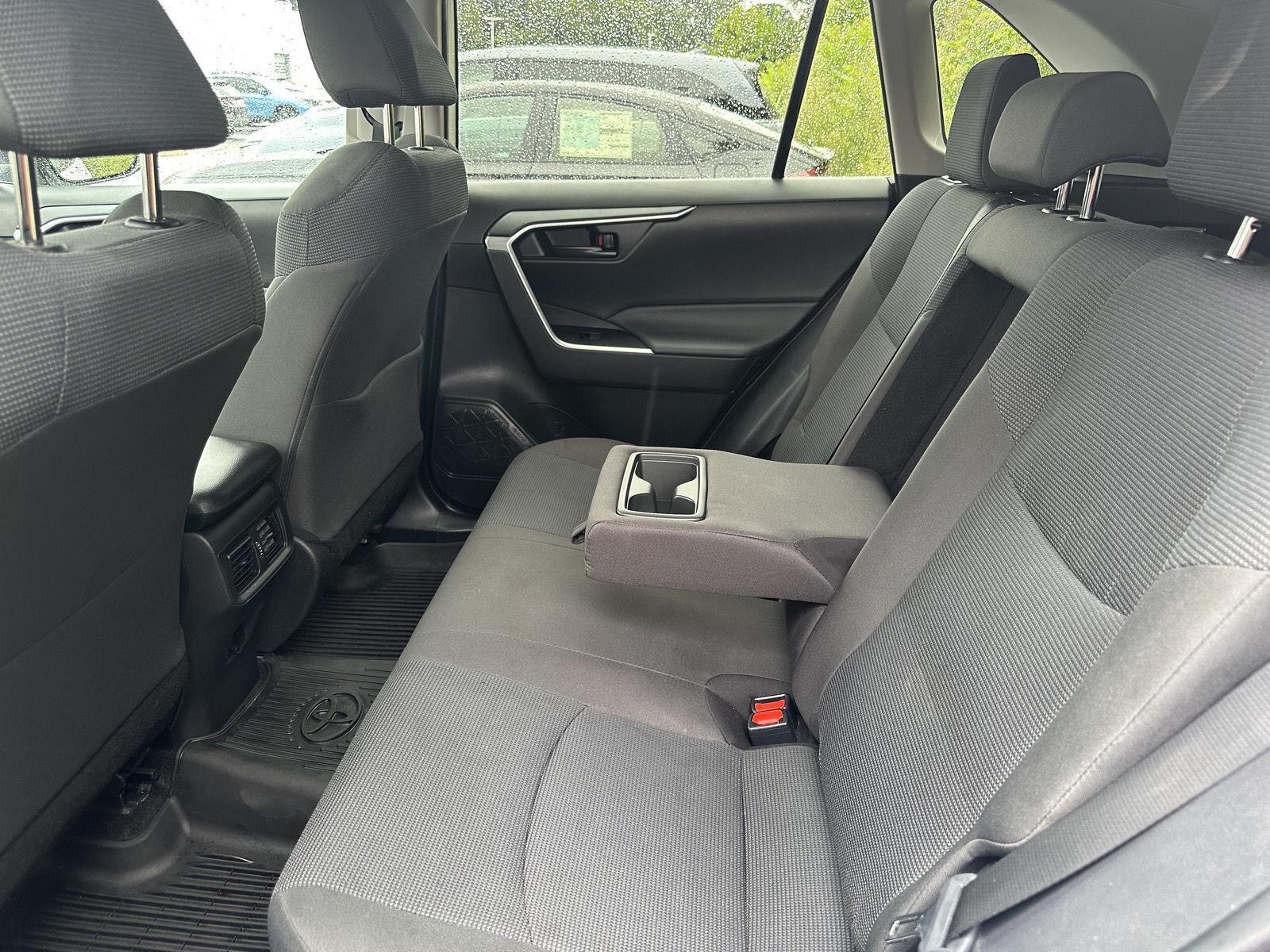 2022 Toyota RAV4 LE photo 10
