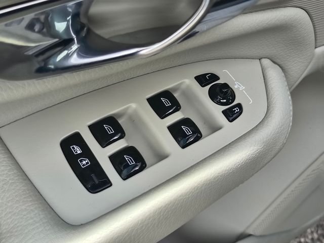 2022 Volvo XC90 T5 Momentum photo 17