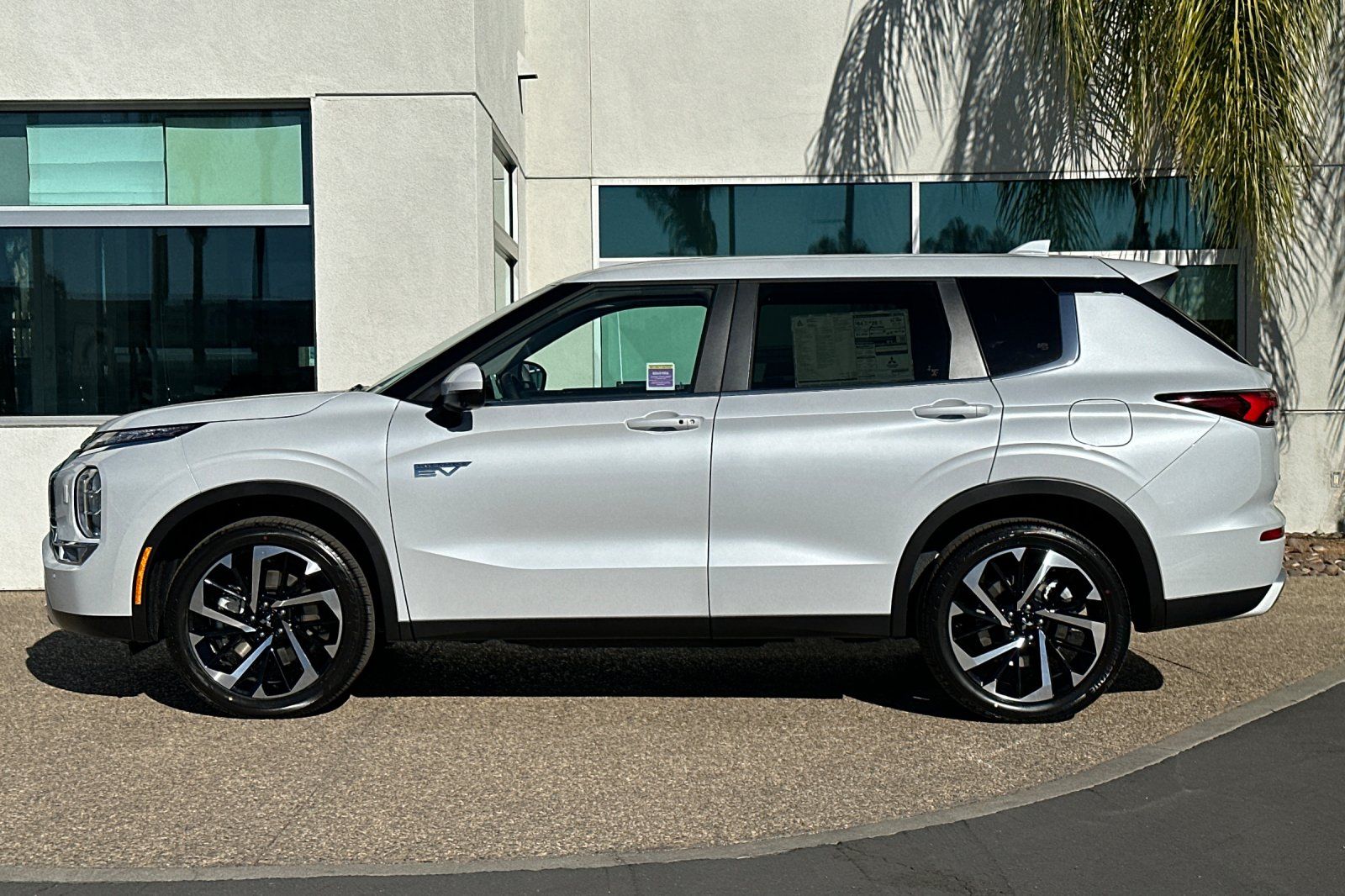 2025 Mitsubishi Outlander PHEV SE photo 7