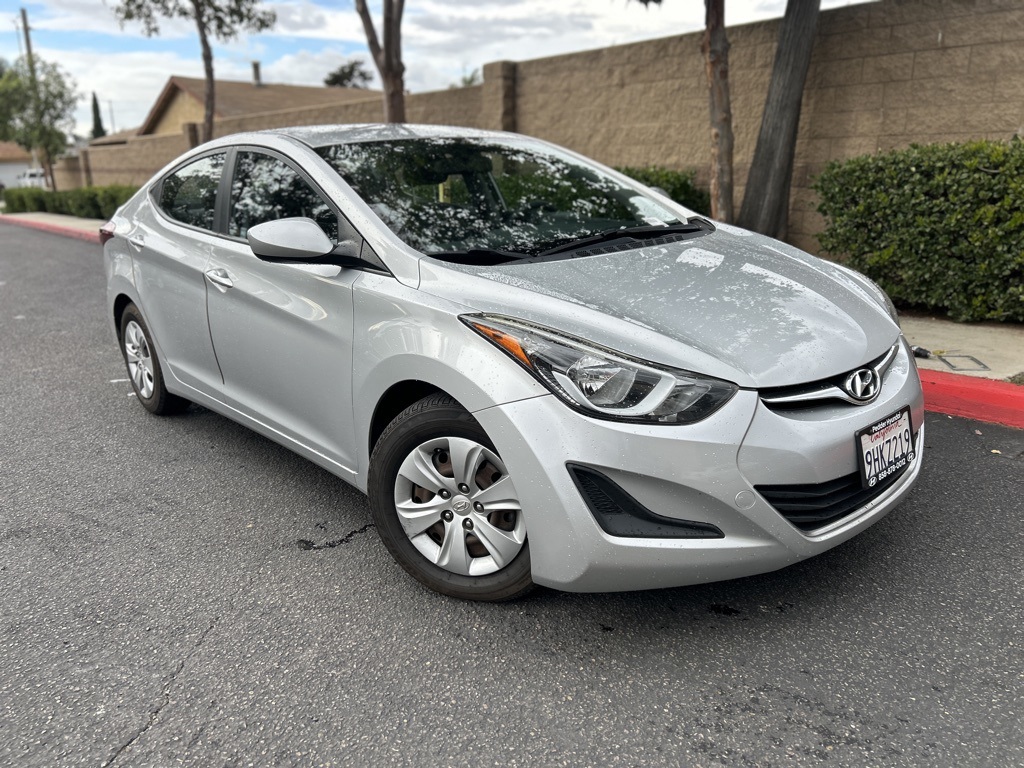Used 2016 Silver Hyundai SE image 1