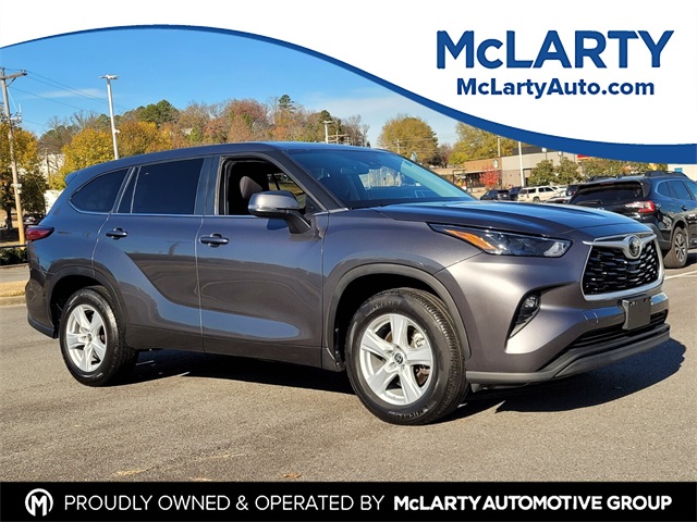 2023 Toyota Highlander LE's photo