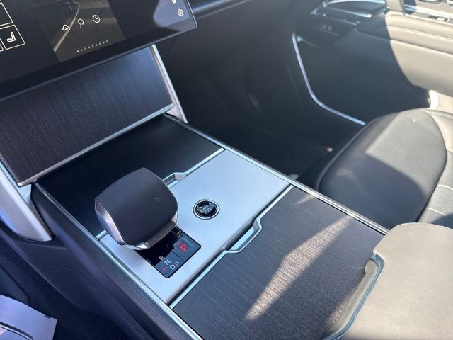 2025 Land Rover Range Rover SE photo 3
