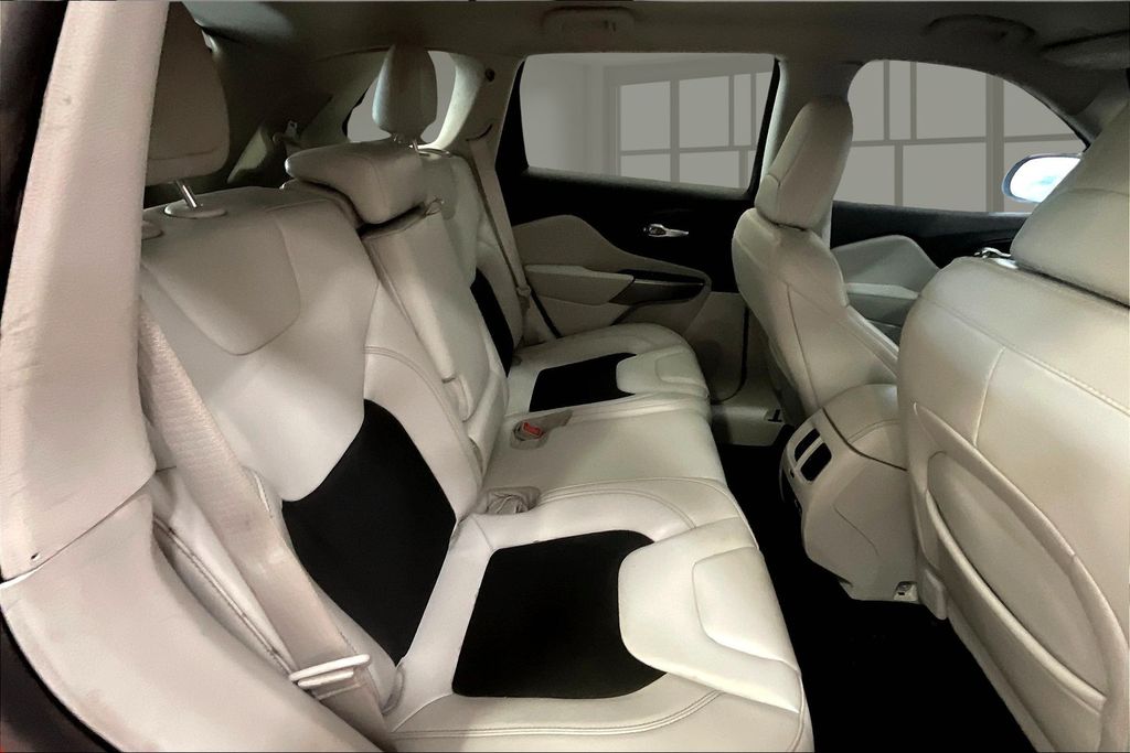 2021 Jeep Cherokee Latitude photo 21