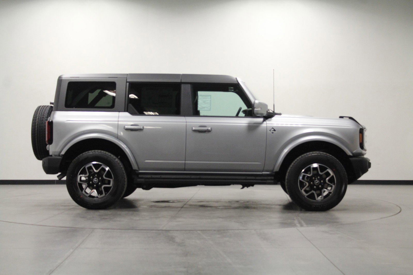 2024 Ford Bronco Outer Banks photo 2