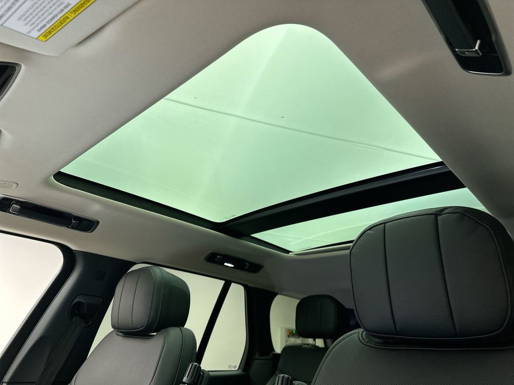 2025 Land Rover Range Rover SE photo 9