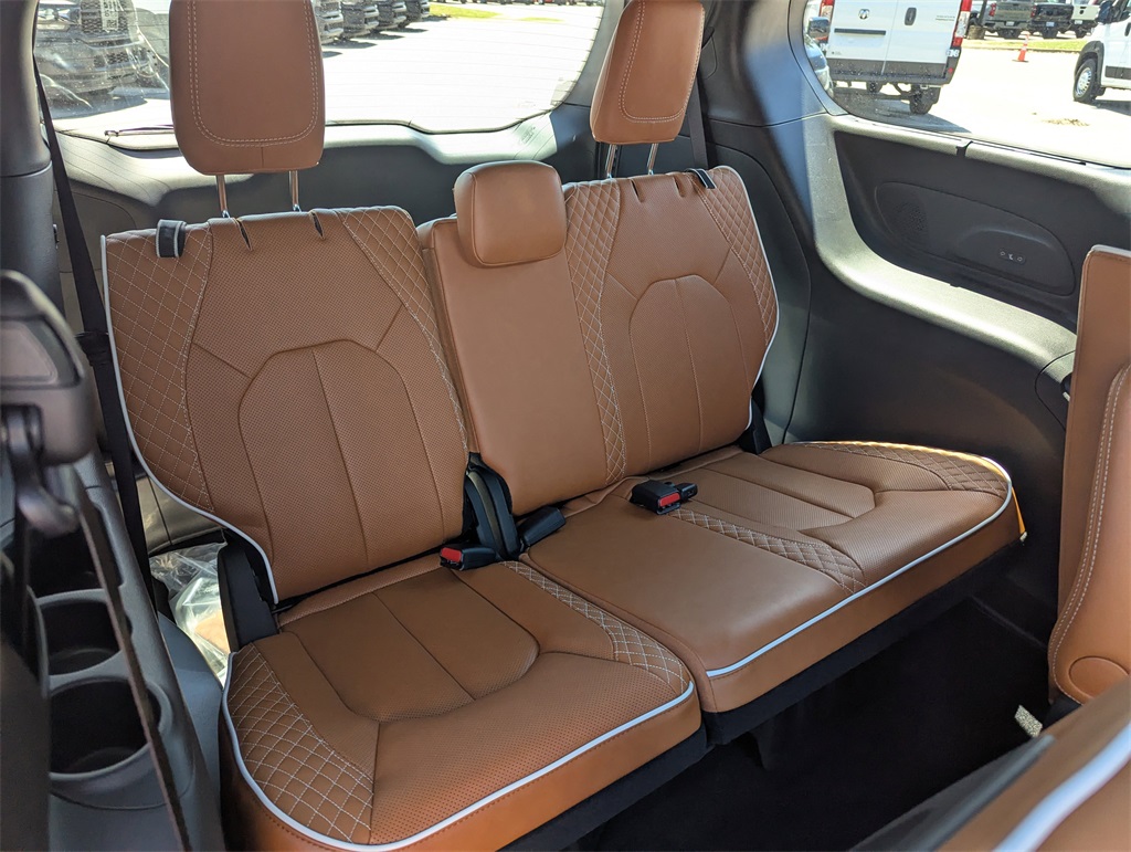 2026 Chrysler Pacifica Pinnacle photo 36