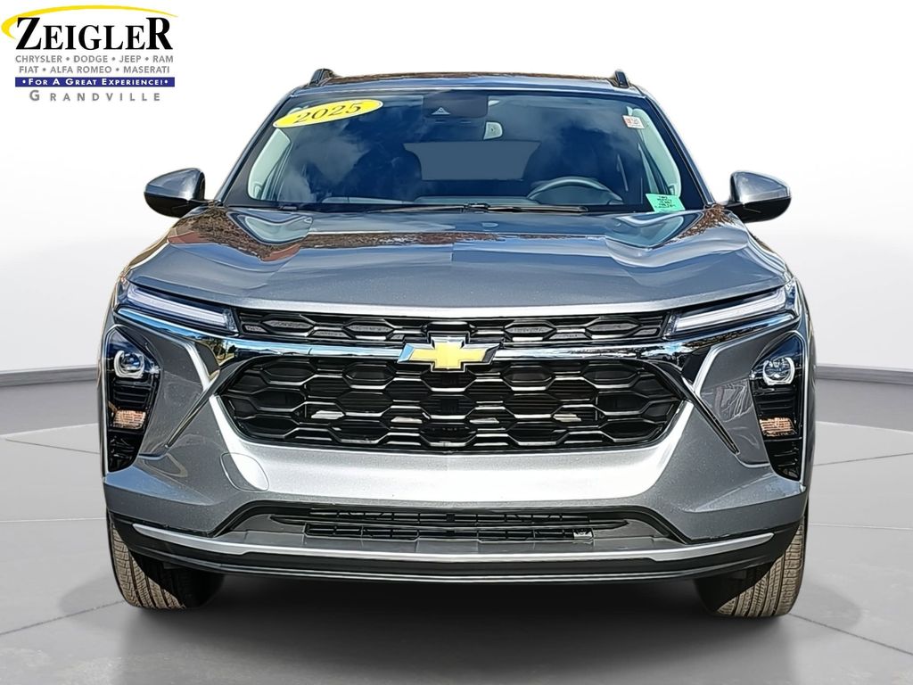 2025 Chevrolet Trax LT photo 2