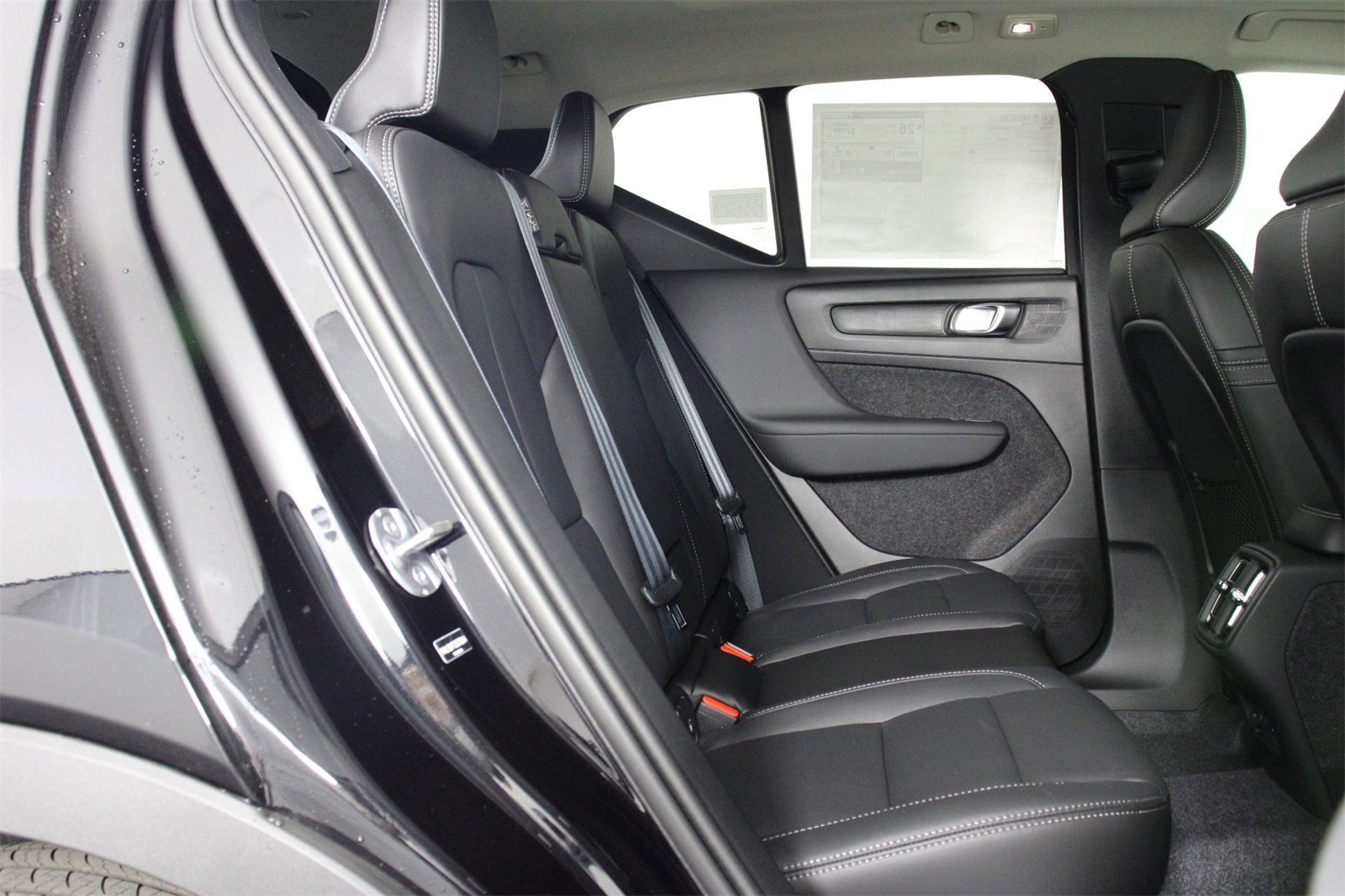 2025 Volvo XC40 photo 10