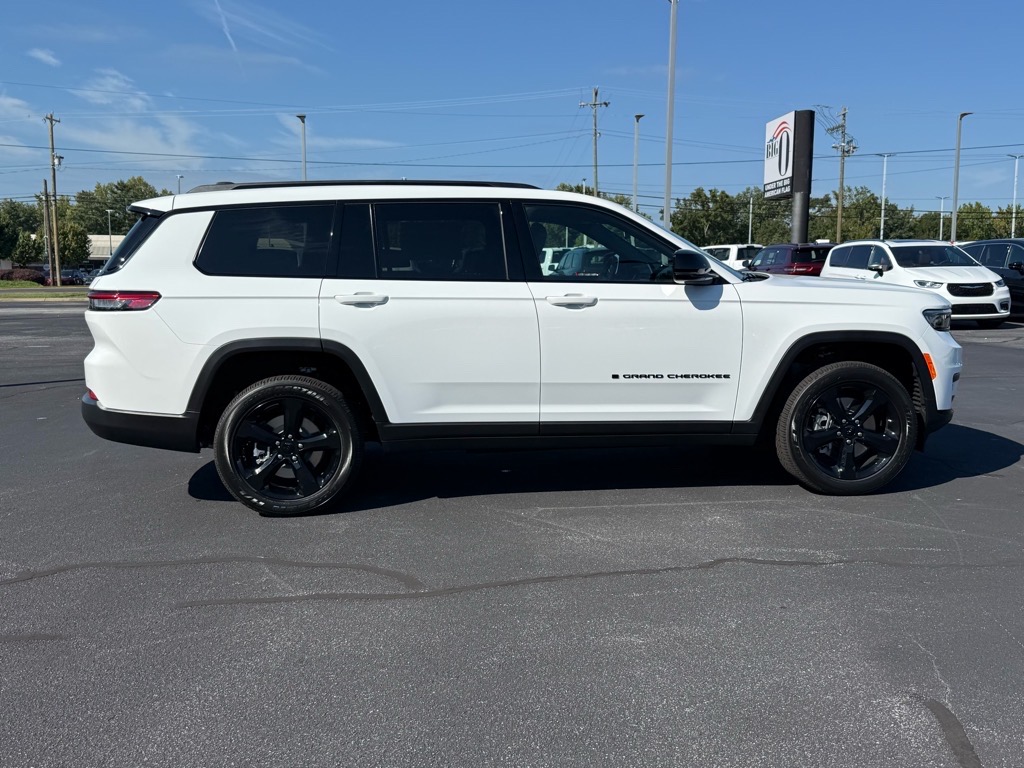2025 Jeep Grand Cherokee Altitude photo 2