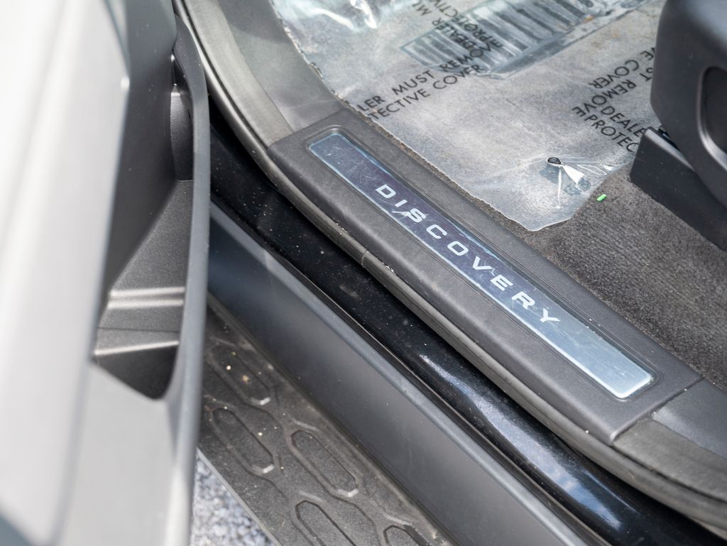 2024 Land Rover Discovery S photo 12