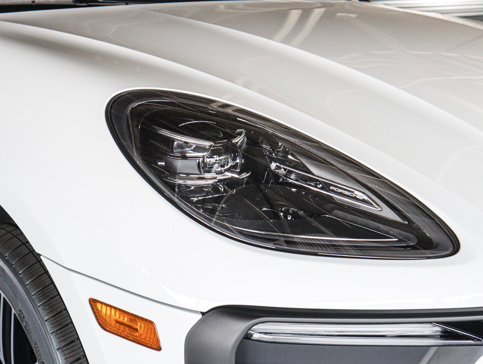2025 Porsche Macan T photo 28
