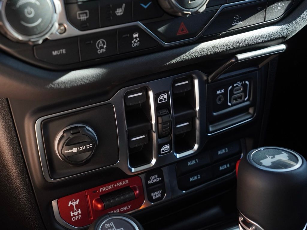 New 2026 Bright White Clear-Coat Exterior Paint Jeep Rubicon image 14