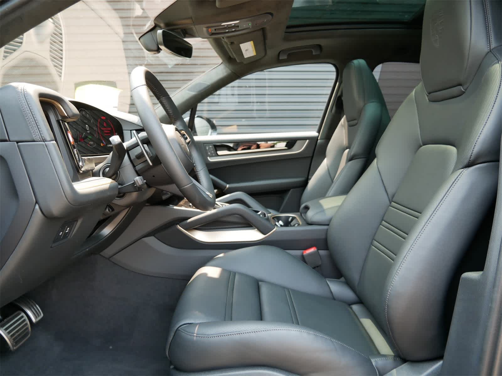 2025 Porsche Cayenne Turbo E-Hybrid photo 4