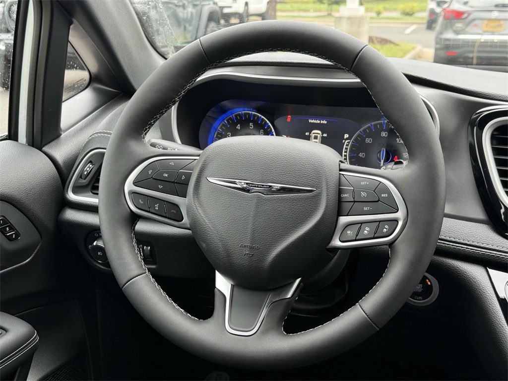 2025 Chrysler Pacifica photo 17