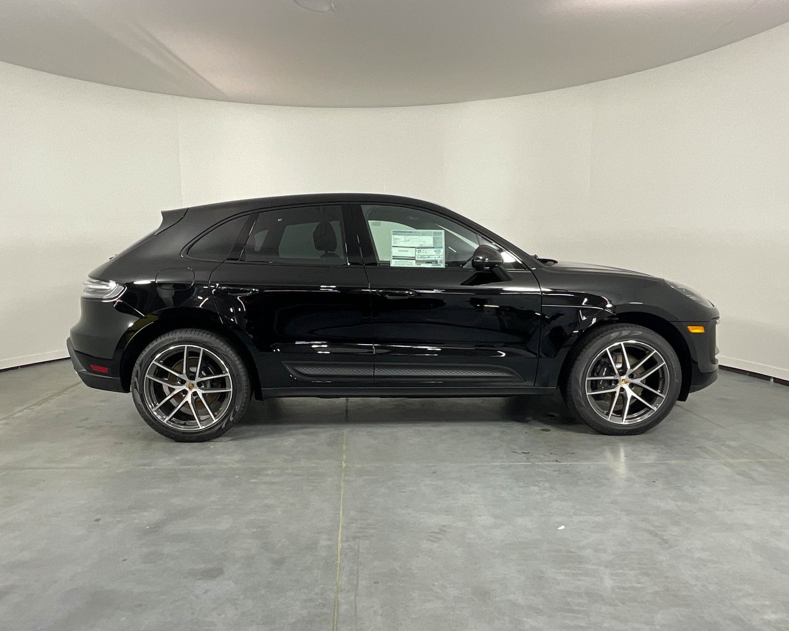 2026 Porsche Macan T photo 8