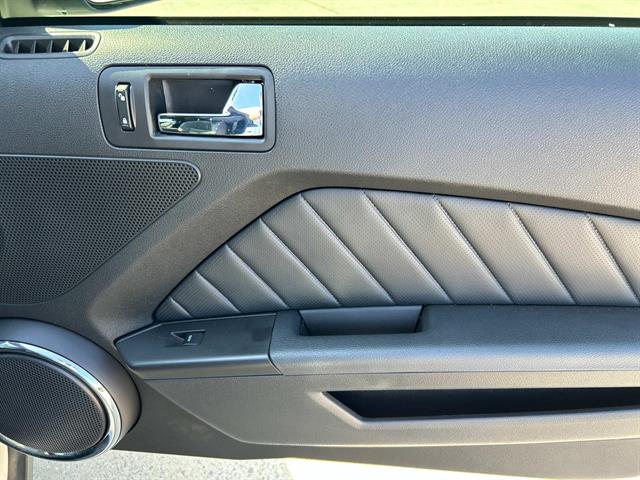 2012 Ford Mustang GT Premium photo 16
