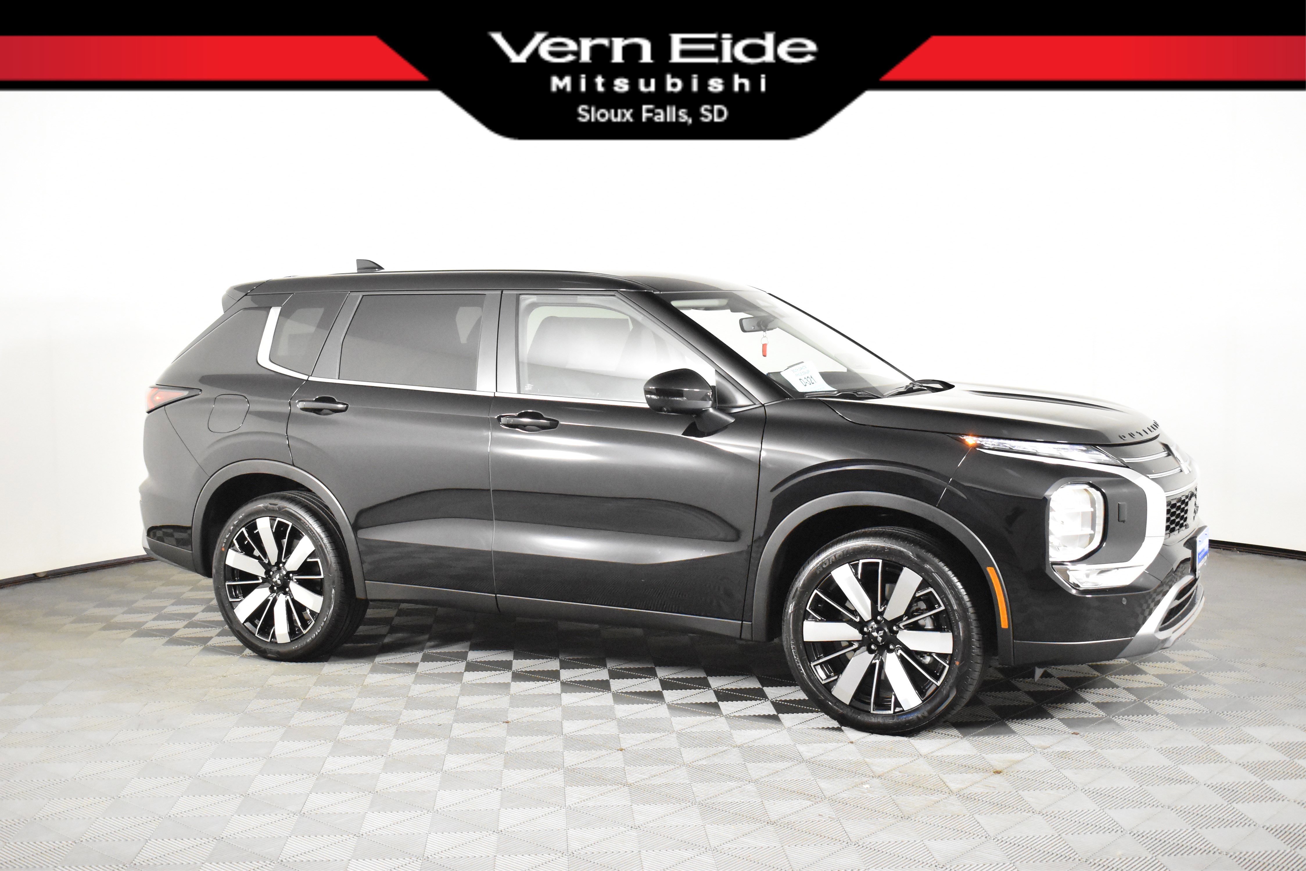 2025 Mitsubishi Outlander SE's photo