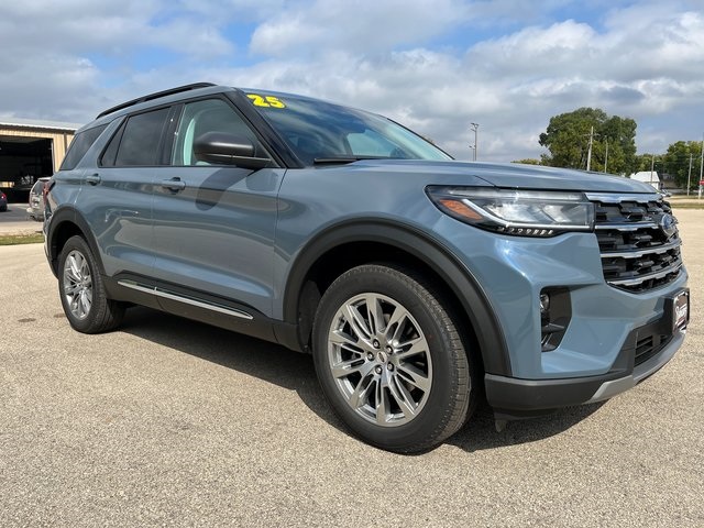 2025 Ford Explorer photo 3
