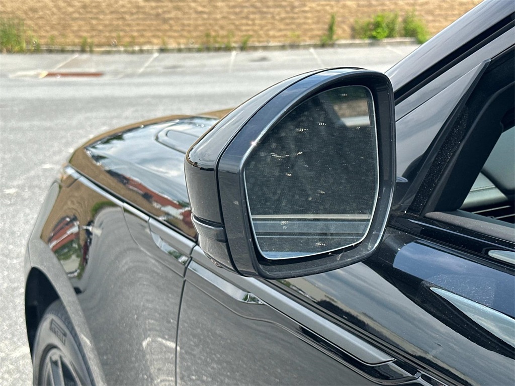 2026 Land Rover Range Rover Velar SE photo 9