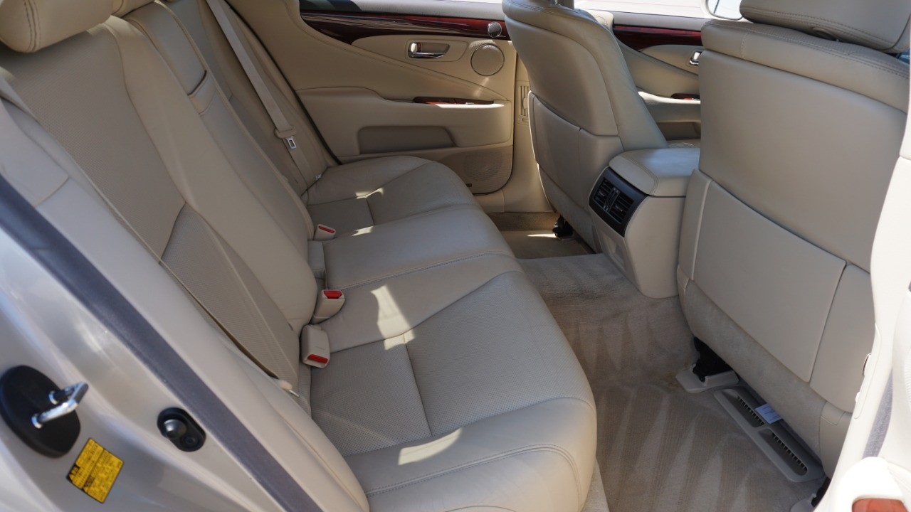 2011 Lexus LS 460 photo 32