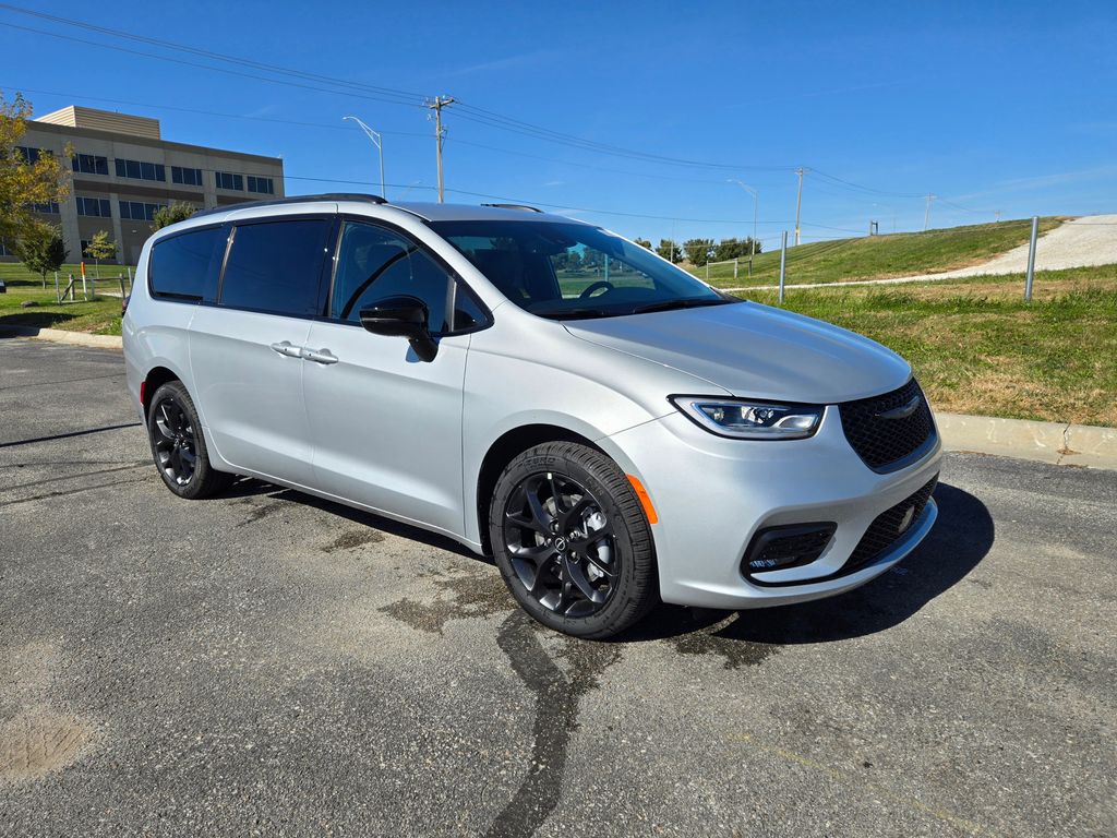 2026 Chrysler Pacifica Select's photo