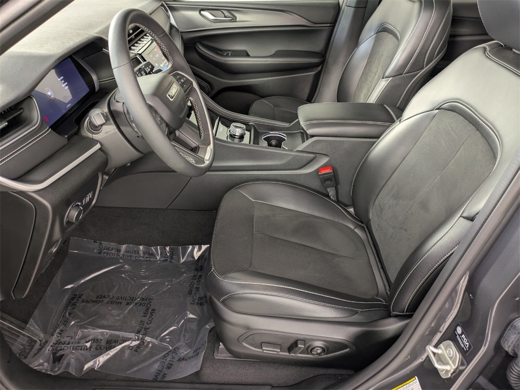 2023 Jeep Grand Cherokee Laredo Altitude photo 7