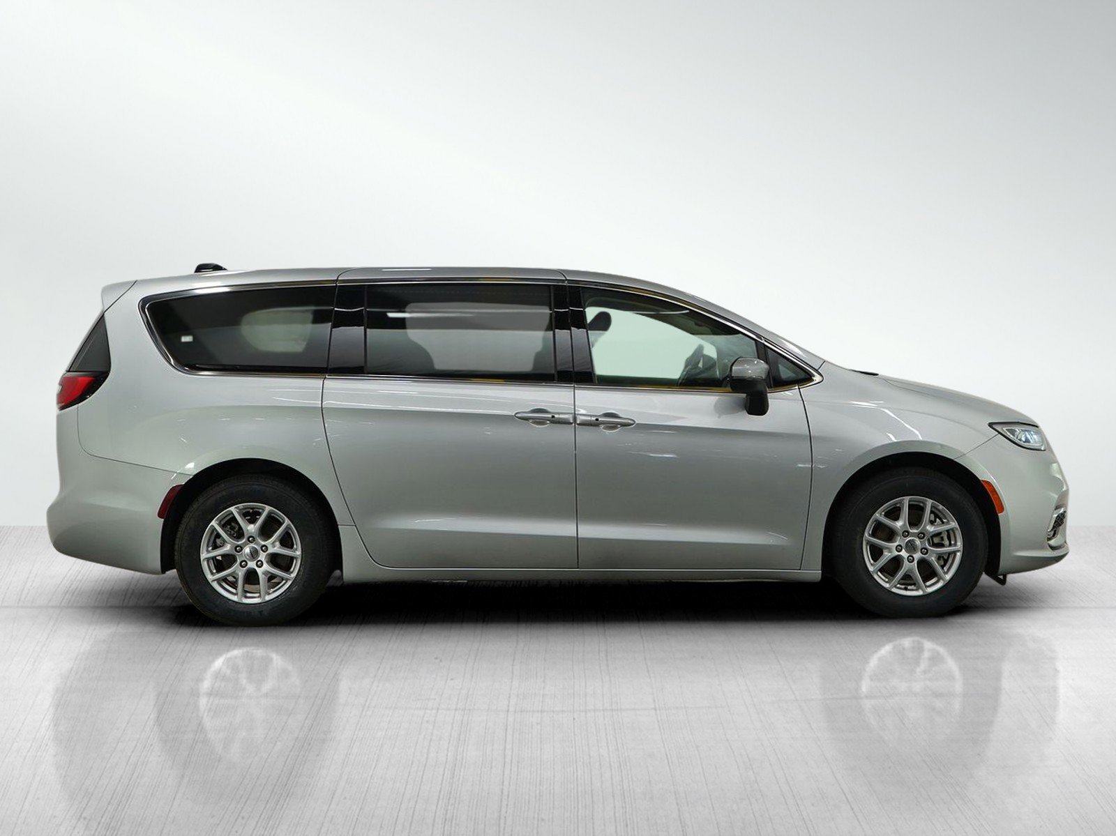 2023 Chrysler Pacifica Touring L photo 6