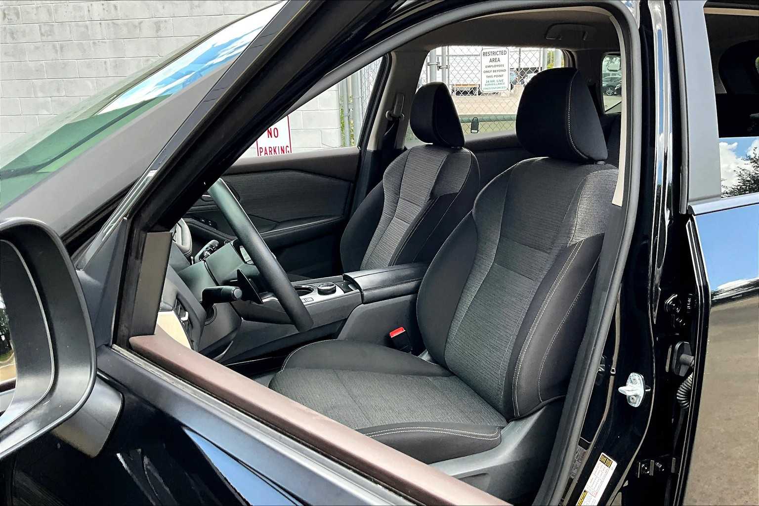 2023 Nissan Rogue SV photo 7
