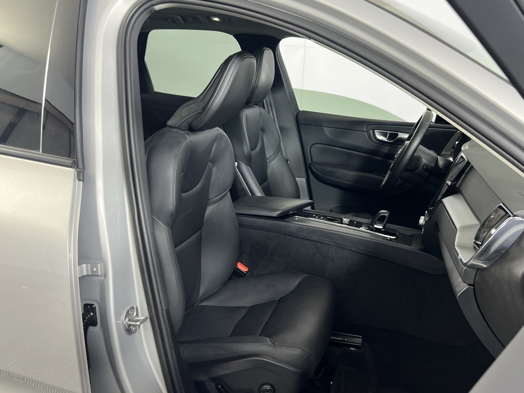 2024 Volvo XC60 B5 Core photo 29