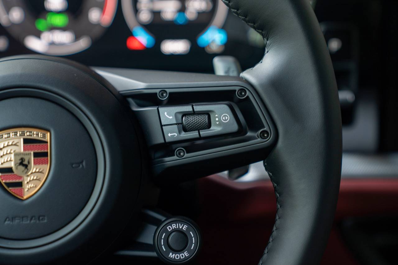 2025 Porsche Cayenne E-Hybrid photo 9