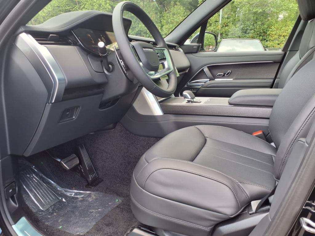 2025 Land Rover Range Rover SE photo 16