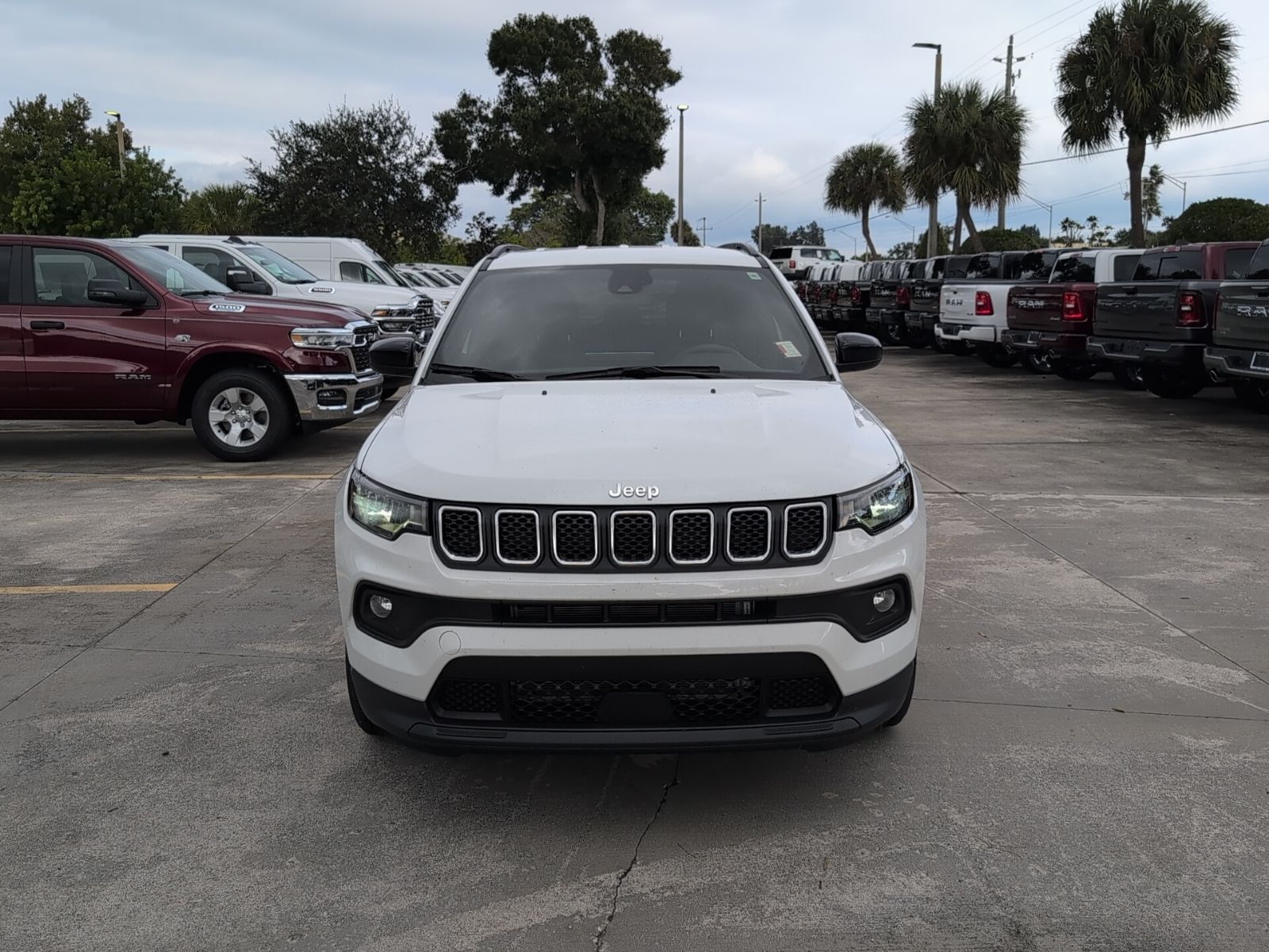 2023 Jeep Compass Latitude photo 2