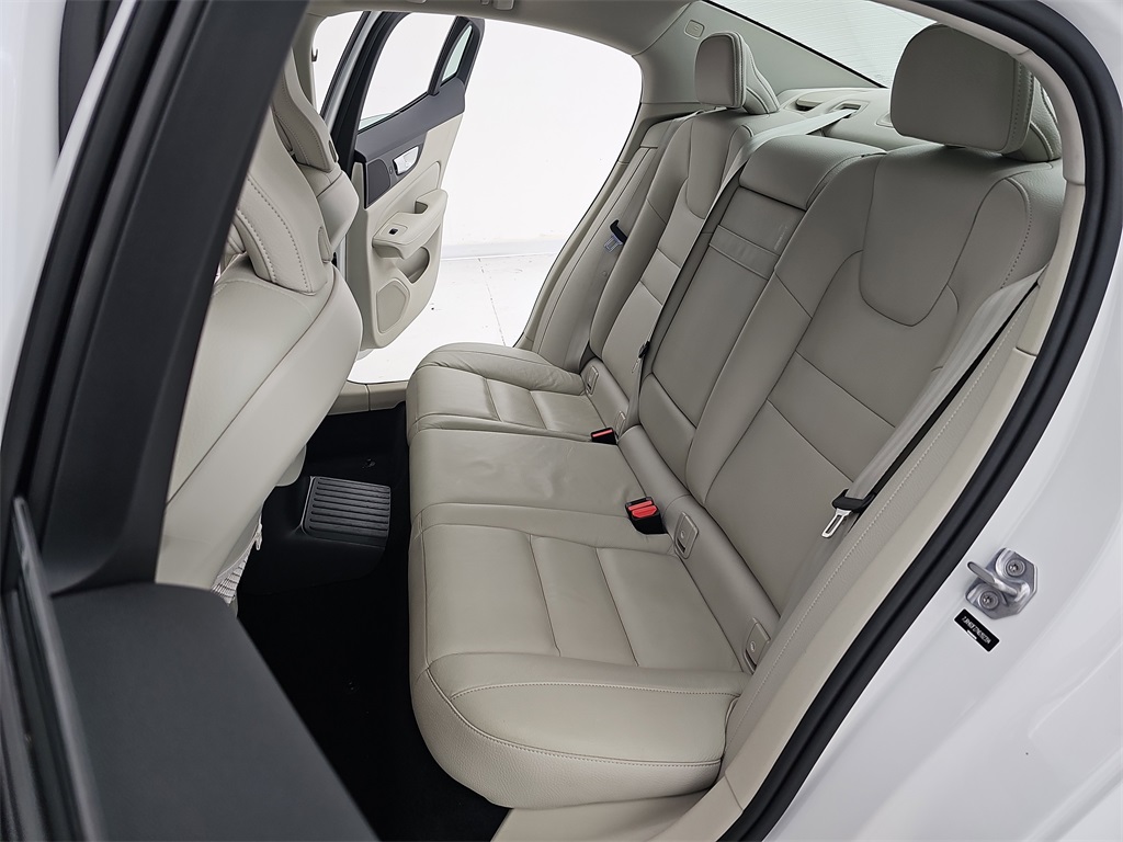 2022 Volvo S60 Recharge T8 R-Design Expression photo 17