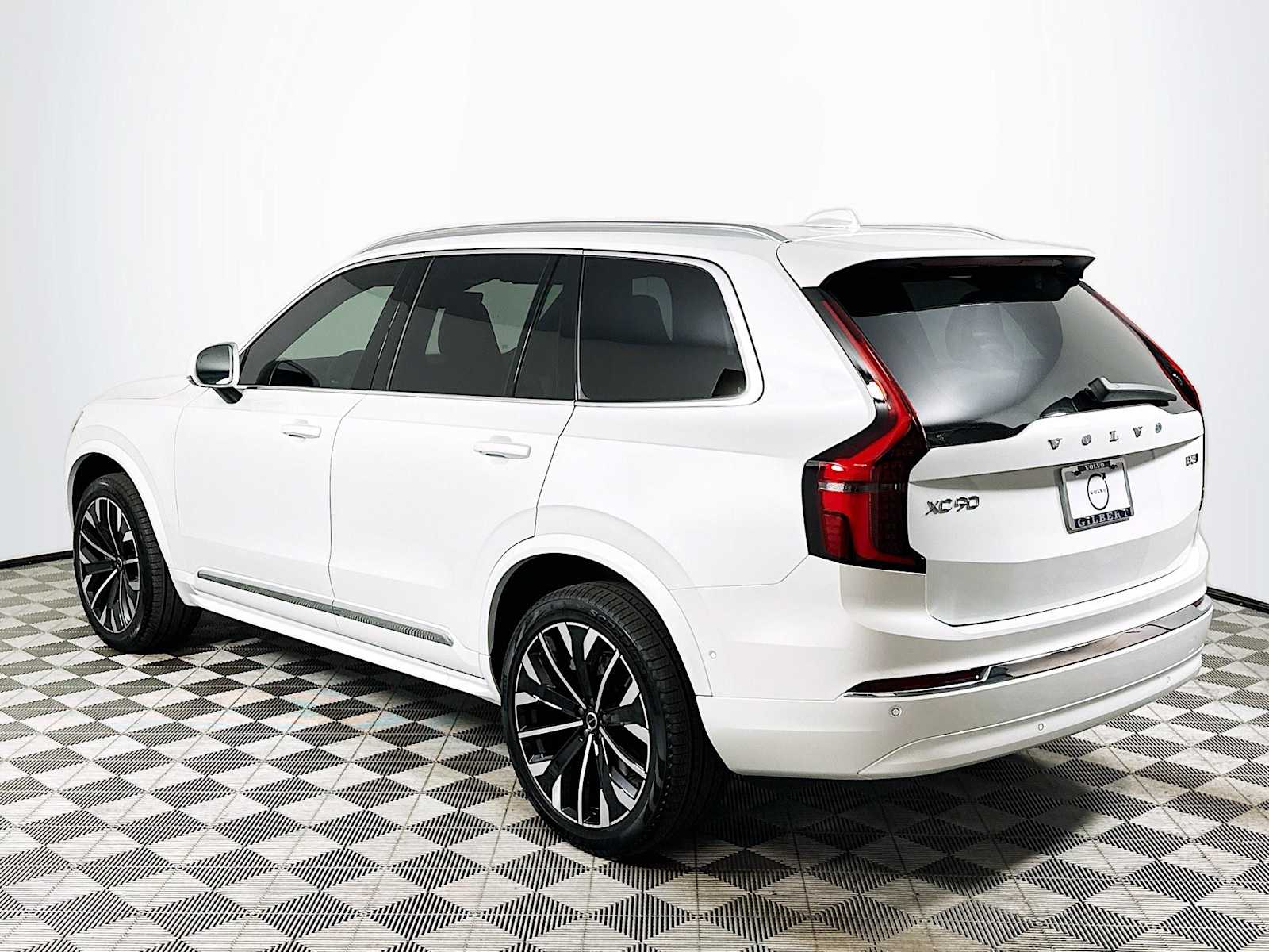 2026 Volvo XC90 B5 AWD Plus photo 4