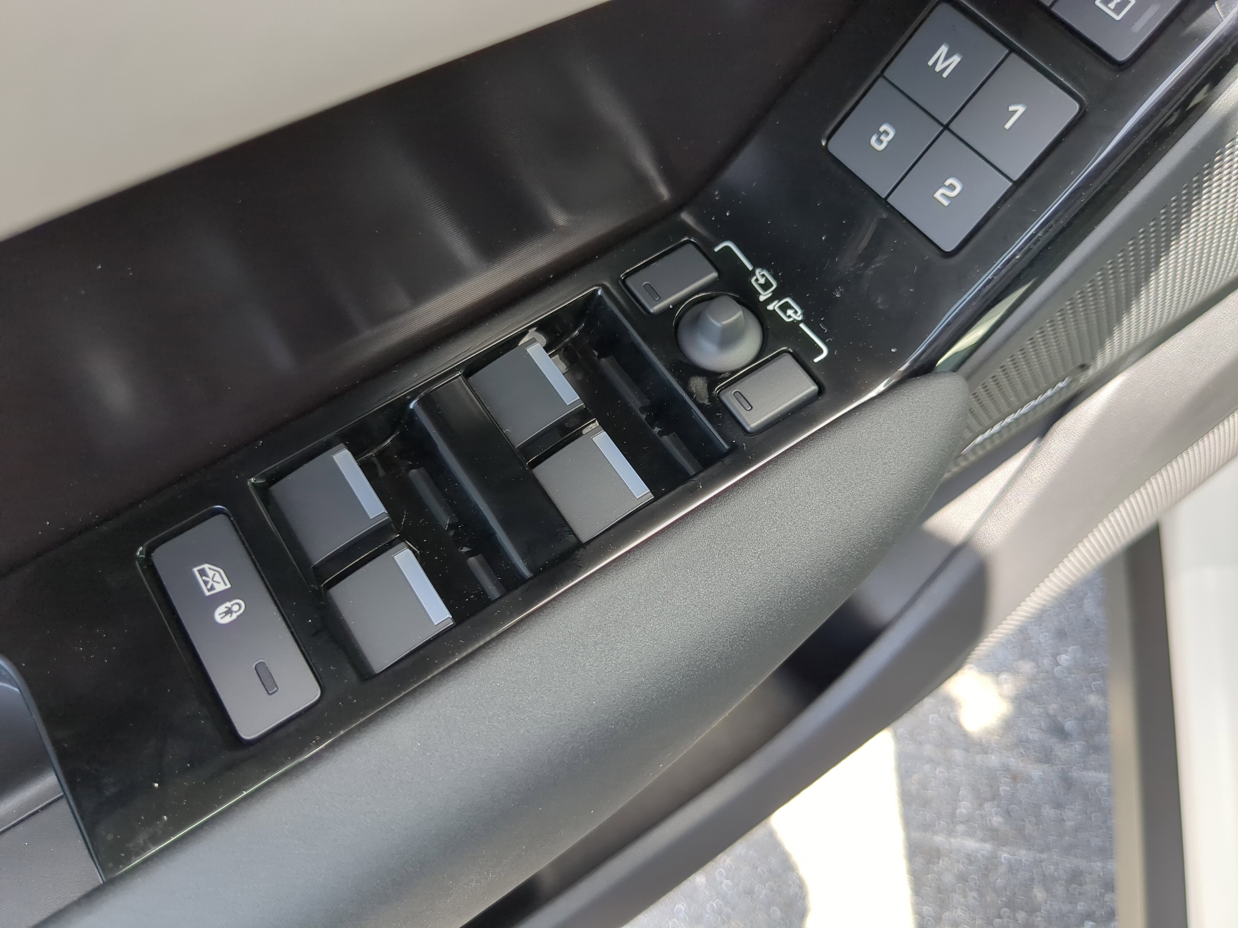 2026 Land Rover Range Rover Velar SE photo 13