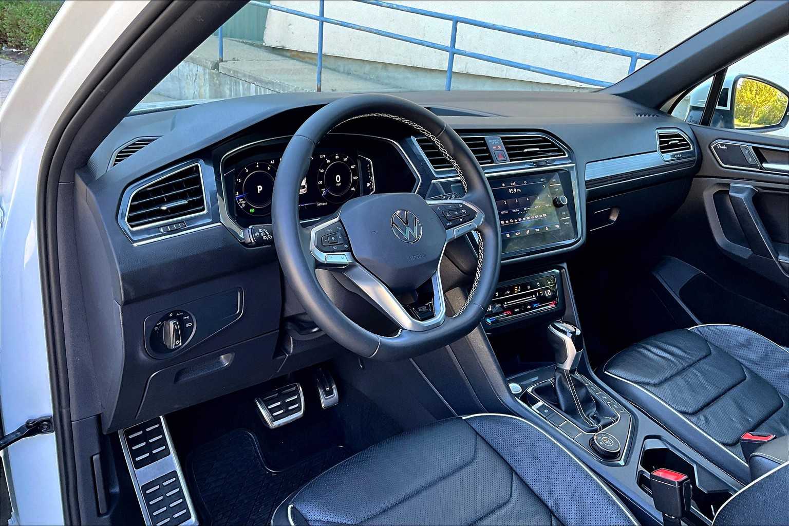 2023 Volkswagen Tiguan SEL R-Line Black photo 32