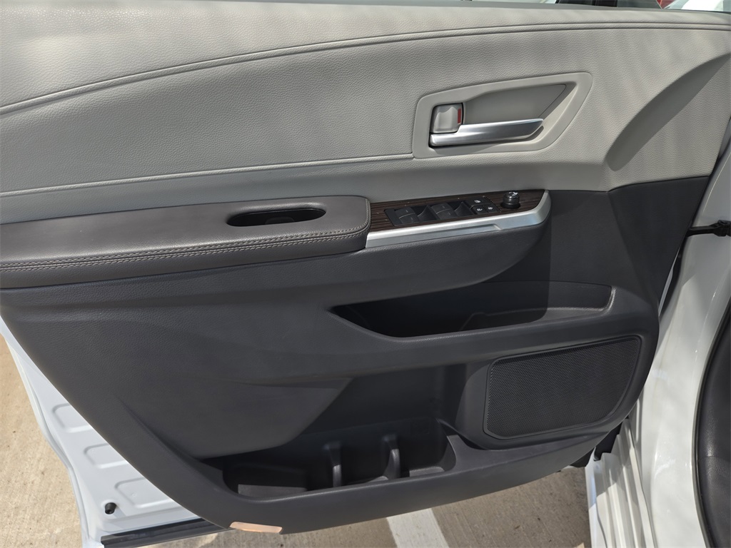 2024 Toyota Sienna XLE photo 28