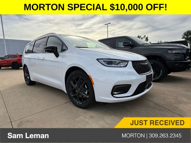 2026 Chrysler Pacifica Limited's photo